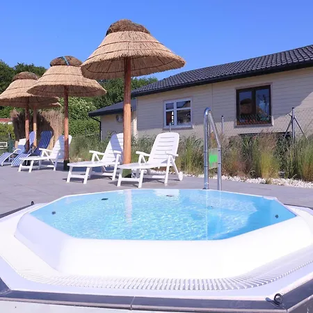 With Pool, Whirlpool, Sauna, 度假居 尤斯托尼莫斯基