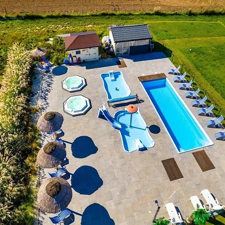 With Pool, Whirlpool, Sauna, 尤斯托尼莫斯基